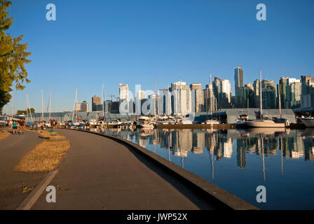 Stanley Park seawall percorso e grattacieli di Coal Harbour, Vancouver, British Columbia, Canada Foto Stock