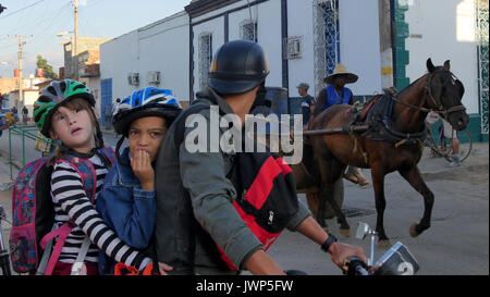 Carpool a scuola in moto in Trinidad, Cuba Foto Stock