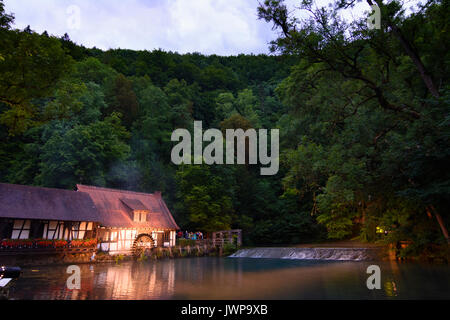 Spring Lake Blautopf con hammermill, Blaubeuren, Schwäbische Alb, Svevo, Baden-Württemberg, Germania Foto Stock