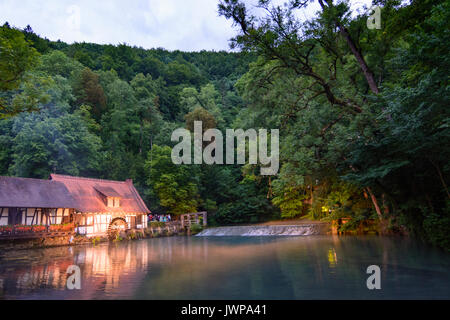 Spring Lake Blautopf con hammermill, Blaubeuren, Schwäbische Alb, Svevo, Baden-Württemberg, Germania Foto Stock