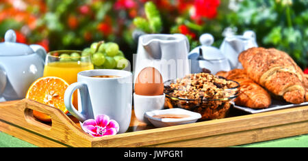 Ristorante e bar Colazione La colazione è servita con caffè, succo d'arancia, croissant, cereali e frutta in giardino Foto Stock