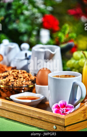 Ristorante e bar Colazione La colazione è servita con caffè, succo d'arancia, croissant, cereali e frutta in giardino Foto Stock