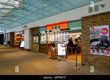 Tokyo, Giappone - 15 maggio 2017. Food court alla partenza dell'Aeroporto Haneda di Tokyo, Giappone. Di Haneda è la base principale delle principali compagnie aeree nazionali, Giappone un Foto Stock