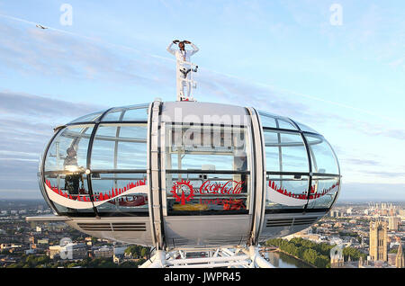 Sir Mo Farah rappresenta il top della Coca-Cola London Eye come egli offerte un ultimo addio alla British pista atletica dopo aver vinto l'oro nei 10.000 m e l'argento in 5,000m presso la IAAF Campionati del mondo nella sua città. Foto Stock