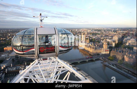 Sir Mo Farah si trova in cima al Coca-Cola London Eye mentre saluta per ultimo la pista britannica Athletics dopo aver vinto l'oro nei 10.000 m e l'argento nei 5.000m ai Campionati mondiali IAAF nella sua città natale. Foto Stock