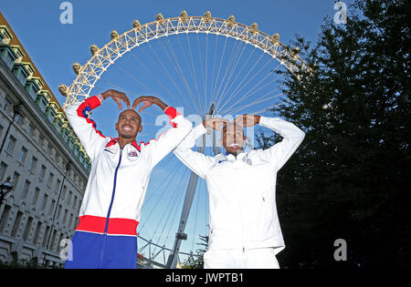 Sir Mo Farah (destra) fa il Mobot accanto alla sua figura di cera di Madame Tussauds di Londra al piede della Coca-Cola London Eye come egli offerte un ultimo addio alla British pista atletica dopo aver vinto l'oro nei 10.000 m e l'argento in 5,000m presso la IAAF Campionati del mondo nella sua città. Foto Stock