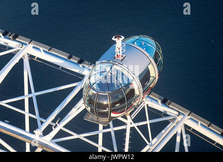 Sir Mo Farah rappresenta il top della Coca-Cola London Eye come egli offerte un ultimo addio alla British pista atletica dopo aver vinto l'oro nei 10.000 m e l'argento in 5,000m presso la IAAF Campionati del mondo nella sua città. Foto Stock