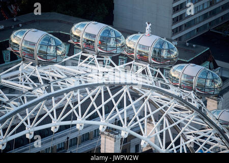 Sir Mo Farah si trova in cima al Coca-Cola London Eye mentre saluta per ultimo la pista britannica Athletics dopo aver vinto l'oro nei 10.000 m e l'argento nei 5.000m ai Campionati mondiali IAAF nella sua città natale. Foto Stock