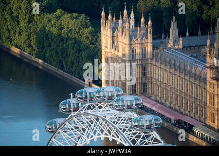Sir Mo Farah si trova in cima al Coca-Cola London Eye mentre saluta per ultimo la pista britannica Athletics dopo aver vinto l'oro nei 10.000 m e l'argento nei 5.000m ai Campionati mondiali IAAF nella sua città natale. Foto Stock