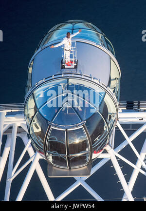 Sir Mo Farah si trova in cima al Coca-Cola London Eye mentre saluta per ultimo la pista britannica Athletics dopo aver vinto l'oro nei 10.000 m e l'argento nei 5.000m ai Campionati mondiali IAAF nella sua città natale. Foto Stock