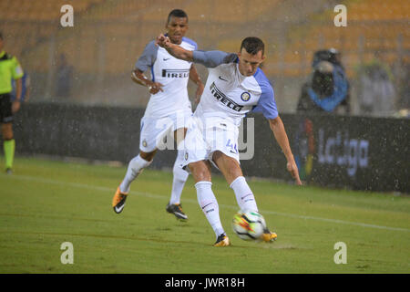 Lecce, Italia. 12 Ago, 2017. Ivan Perisic di FC INTER cross durante la partita amichevole tra FC Inter Milan vs Real Betis Sevilla a Lecce Stadio via del mare. Credito: Albin Lohr-Jones/Pacific Press/Alamy Live News Foto Stock