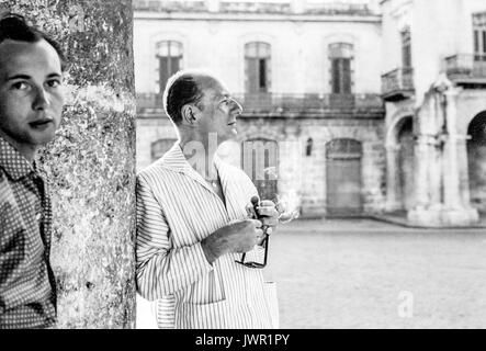 Raccogliere le foto di Sir John Gielgud, dalla collezione di Paolo Anstee: Paolo e Sir John a l'Avana, Cuba, Natale 1958 Foto Stock