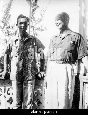 Raccogliere le foto di Sir John Gielgud, dalla collezione di Paolo Anstee: Paolo e Sir John in Haiti, Febbraio 1955 Foto Stock