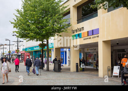 Fareham, una piccola città mercato in Hampshire. La foto mostra la strada pedonale West Street, la città alla strada principale dello shopping. Foto Stock
