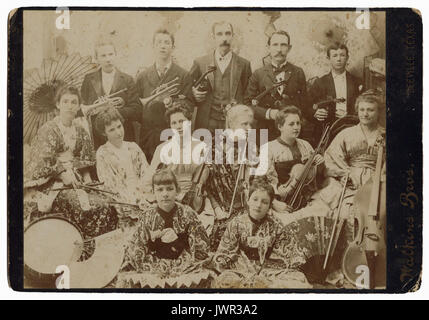 Banda con i loro strumenti, le donne in abito di kimono Foto Stock