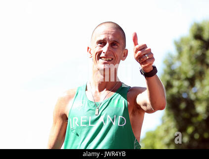 L'Irlanda Robert Heffernan riconosce la folla dopo la finitura ottavo negli uomini 50km di corsa a piedi durante il giorno dieci del 2017 IAAF Campionati del mondo. Picture Data: domenica 13 agosto, 2017. Vedere PA storia mondiale di atletica. Foto di credito dovrebbe leggere: John Walton/filo PA. Restrizioni: solo uso editoriale. Nessuna trasmissione di suoni o immagini in movimento e nessun video di simulazione. Foto Stock