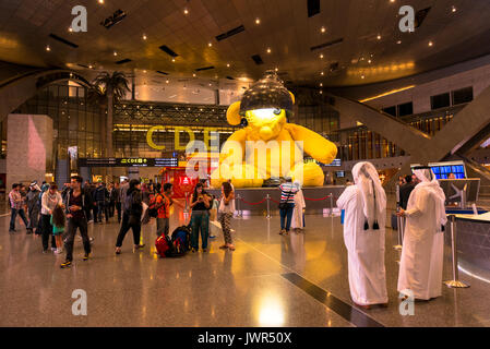 DOHA, Qatar - 27 febbraio 2016: persone presso la sala principale di Hamad aeroporto internazionale a Doha, in Qatar. Foto Stock