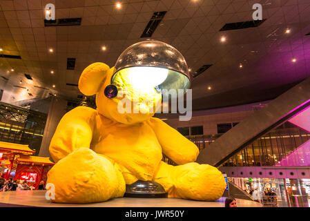 DOHA, Qatar - 27 febbraio 2016: Decorazione presso la sala principale di Hamad aeroporto internazionale a Doha, in Qatar. Foto Stock