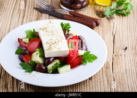 Autentica insalata greca, semplice e gustoso piatto tradizionale con prodotti freschi e mature e di ingredienti di stagione Foto Stock