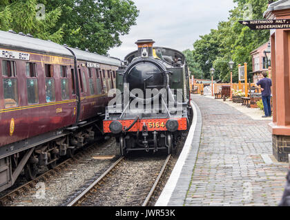 Il motore n. 5164 entrando in stazione Arley, Shropshire. L'immagine è stata presa il 17 agosto 2013 e il treno è parte della Severn Valley Railway Trust Foto Stock