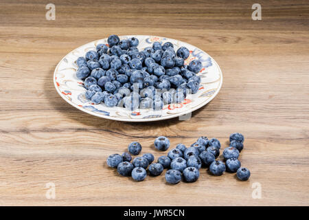 Gustosi mirtilli freschi heathberry su legno rustico sfondo. I mirtilli sono sani antiossidante super organico. Foto Stock
