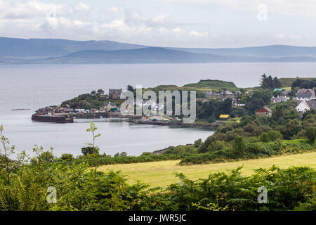 Vista guardando verso il basso per Carradale, Scozia con le viste verso l'isola di Arran Foto Stock