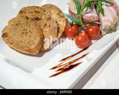 Terrina di bacon sulla piastra bianca Foto Stock