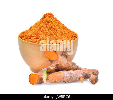 Curcuma in polvere nella ciotola di legno e la curcuma radice isolati su sfondo bianco Foto Stock