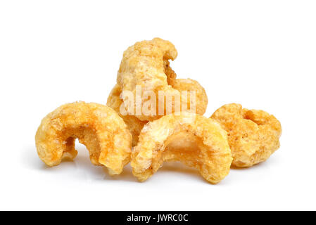 Snack di maiale, cotenna di maiale, carne di maiale di graffiare, cotiche, cibo asiatico isolato su sfondo bianco Foto Stock