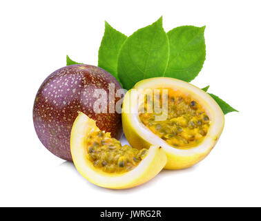 Frutti della passione con foglie verdi isolati su sfondo bianco Foto Stock