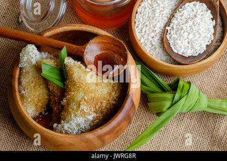 Torta Lupis o Kue Lupis dall Indonesia nel recipiente di legno Foto Stock