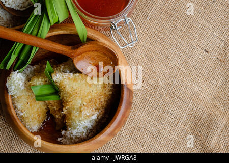 Torta Lupis o Kue Lupis dall Indonesia nel recipiente di legno Foto Stock