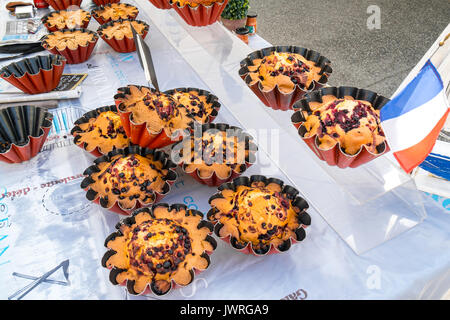 Stallo del mercato locale con brioches e tourtes (torta), Navarrenx, Pyrénées-Atlantiques, Francia. Foto Stock