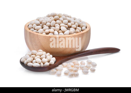 Piccoli fagioli bianchi, fagioli bianchi, pisello bianco, bianco rene o i cannellini purgatorio fagioli in cucchiaio e ciotola di legno isolato su sfondo bianco Foto Stock