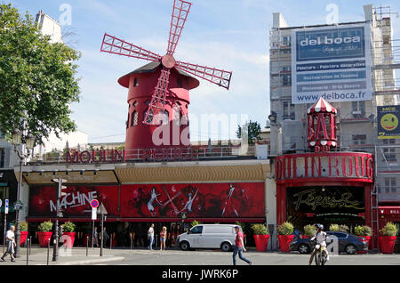 Parigi, Francia, Le Moulin Rouge Cabaret, inaugurato nel 1889 e ancora in esecuzione, anche se più di un'attrazione turistica di oggi, Foto Stock