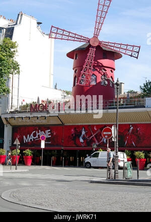 Parigi, Francia, Le Moulin Rouge Cabaret, inaugurato nel 1889 e ancora in esecuzione, anche se più di un'attrazione turistica di oggi, Foto Stock