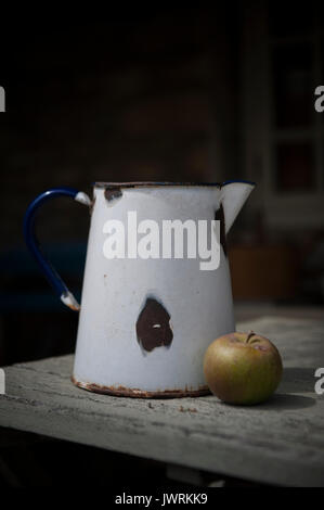 Caraffe di smalto su un tavolo in un paese di lingua inglese gardencountry Foto Stock