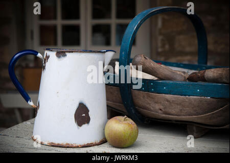 Caraffe di smalto su un tavolo in un paese di lingua inglese gardencountry Foto Stock