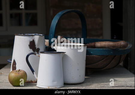 Caraffe di smalto su un tavolo in un paese di lingua inglese gardencountry Foto Stock
