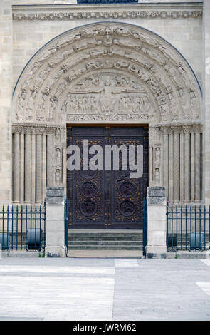 Dettaglio della porta occidentale della Basilica di Saint Denis, abbazia medievale chiesa nella città di Saint-Denis, Parigi, Francia, Foto Stock