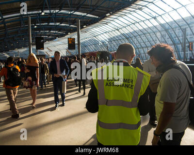 Interruzione nel mese di agosto 2017 come le piattaforme sono estesi per la stazione di Waterloo e gravi interruzioni riguarda i trasporti da e per la stazione. Foto Stock