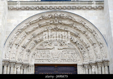 Dettagli del timpano sopra la porta occidentale della Basilica di Saint Denis, abbazia medievale chiesa, Parigi, Francia, Foto Stock