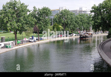 La MV Elizabeth, costruita per il fiume e il canale di crociera, voce sud lentamente sul canal St Martin, Parigi Francia Foto Stock