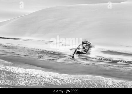 Naufragio lungo la costa della Namibia, dove il deserto del Namib incontra l'Oceano Atlantico Foto Stock