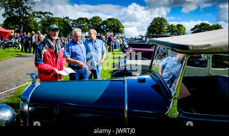 Biggar, South Lanarkshire - 44th Vintage Rally del veicolo. Visualizzazione gli appassionati di auto d'epoca Foto Stock