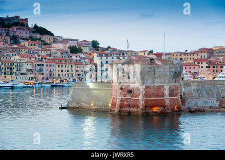 Canale di Piombino incrocio con ferry boat in estate Foto Stock