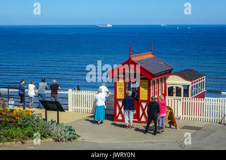 In legno rosso pay booth sopra la funicolare, Saltburn in riva al mare Foto Stock