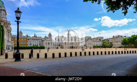 Horseguard's Parade, London, Regno Unito - 21 Luglio 2017: un ampio angolo di visione di Horseguard la parata a terra, i turisti che vagano su un luminoso estate Foto Stock