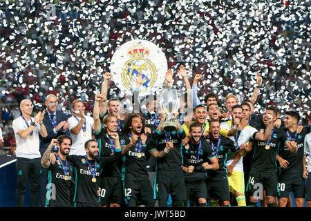 Skopje, ERIM - Agosto 8,2017: Real Madrid celebra con il trofeo dopo aver sconfitto il Manchester United 2-1 durante il Super Cup finale di partita di calcio a Foto Stock