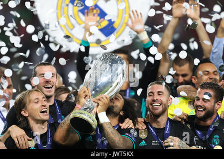 Skopje, ERIM - Agosto 8,2017: Real Madrid celebra con il trofeo dopo aver sconfitto il Manchester United 2-1 durante il Super Cup finale di partita di calcio a Foto Stock